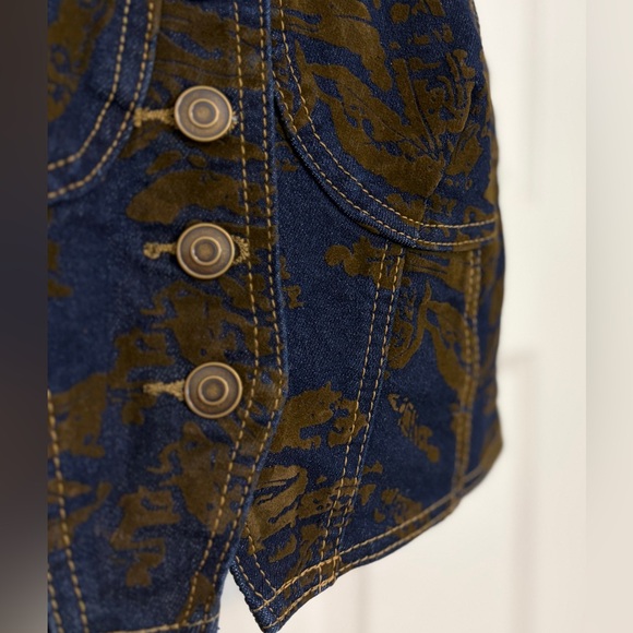 Fashion Nova Denim Bustier Corset Size Medium
Dark Wash Velvet Flocked NWT - Picture 6 of 7